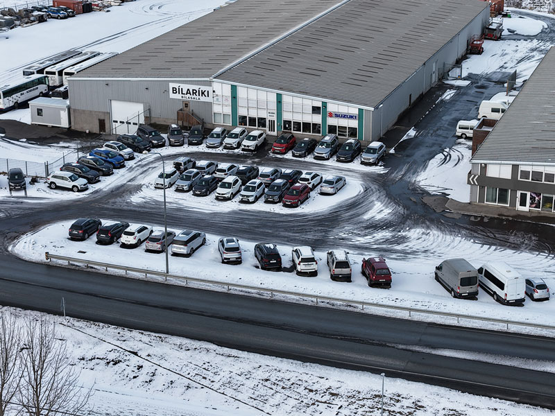 Bílaríki við Lónsbakka á Akureyri, séð úr lofti með Hertz bílum á planinu